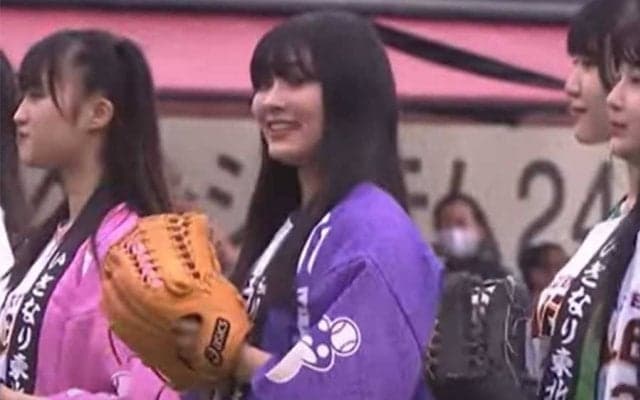 アイドル9人の“同時豪快足上げ”が「めちゃかわいい」　恥ずかし大暴投が「カオス」