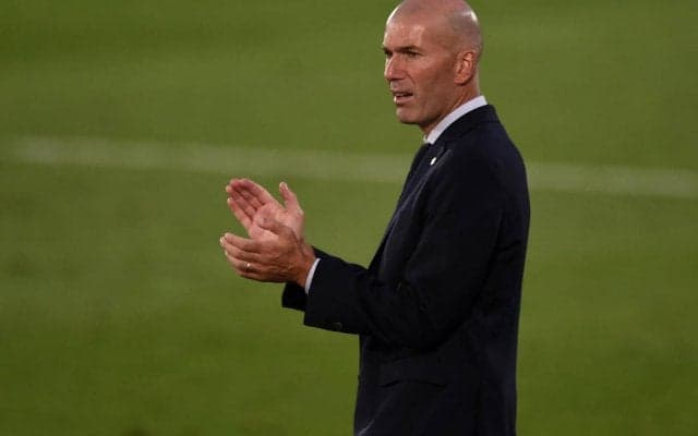 意外な状況でもファンサに応じるジダンに賛辞、一方で撮影者には苦言「素敵な振る舞い」「頭突きされる危険を冒した」