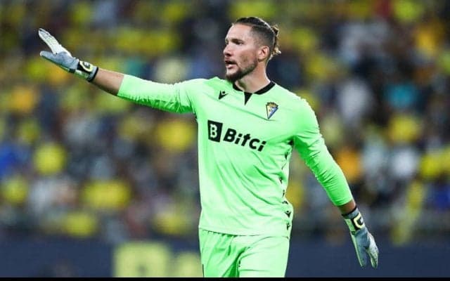 AEDを片手にダッシュ！　カディス守護神がバルサ戦を振り返る 「命より大切なものなんてない」