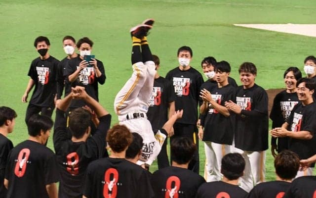 「体操選手の引退セレモニー？」　バク宙披露の鷹・明石は「身体能力おばけやん」