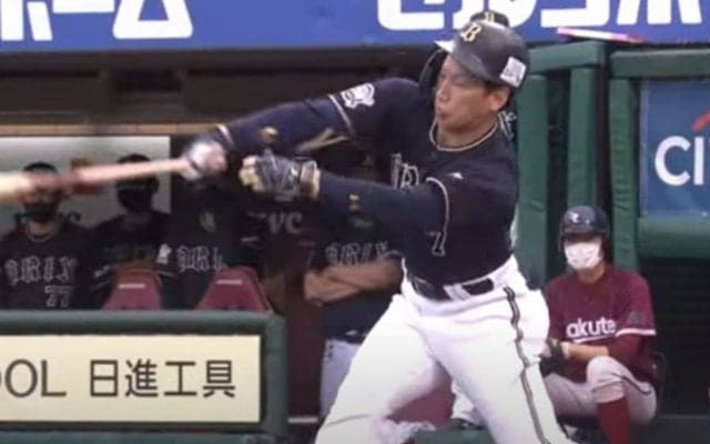 「恐ろしい体勢でHR」　田中将大も首捻る…吉田正尚の“右手弾”は「なんで入るん!?」