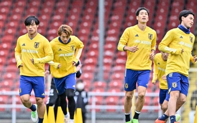 長谷部誠が日本代表の練習にフル参加！ 森保監督と話し込む場面、ゴール運搬、居残り練習など、カタール直前のチームで存在感発揮！