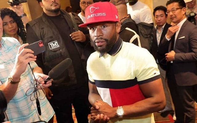 メイウェザーへの花束投げ捨てに大ブーイング　米ファン「リスペクトない」「本当に無礼」