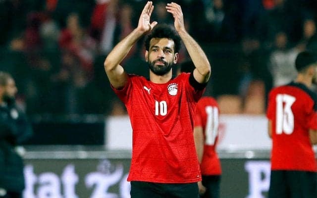 「はいチーズ…え!?」結婚の記念撮影をしてたらサラーが突然乱入!? サプライズのファンサにカメラマンも驚き「なんだこれ！」「何が起きたんだ」