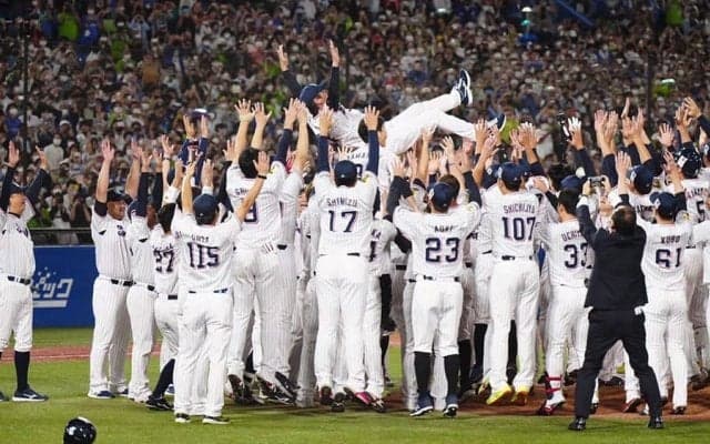 高津監督を取り囲む大男たちが「怖いってw」　最後は“1人胴上げ”で「笑いました」