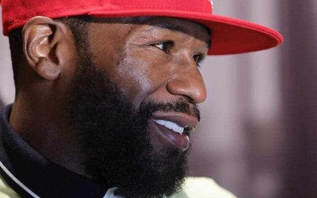 花束投げ捨てられたメイウェザー、直後の行動に米メディア注目「変なシーンも動じず」