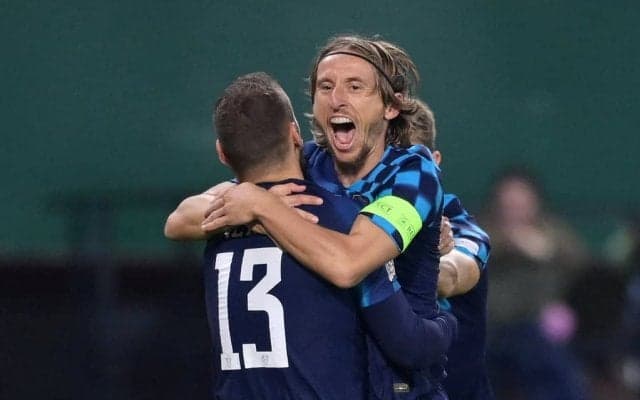 ｢シュート精度やば｣!! ルカ・モドリッチが｢圧巻ゴール｣でクロアチア代表の勝利に貢献! ファイナル4進出貢献の｢ニアぶち抜き先制ゴール｣
