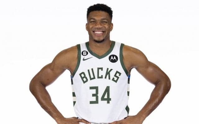 2季ぶりの覇権奪回を目指すヤニス「ベストプレーヤーはステフ・カリーだと信じている」