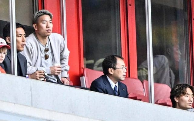 ｢なんてスタイルなんだ｣!? 日本代表FW浅野拓磨が｢松葉杖なしで歩く｣までに回復! 遠征中の代表戦士や所属先のボーフム公式も反応した｢かっこいい｣と話題の｢スタイリッシュ画像｣
