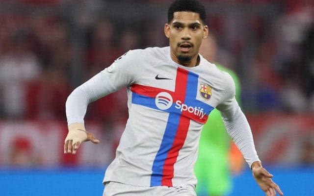 代表戦で負傷のバルサDFアラウホ、FIFAが毎日285万円支払いへ