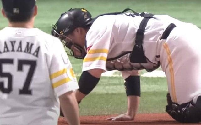 四つん這いで突如の猛ダッシュ　打者＆審判心配も「ベンチからもはや誰も来ない」
