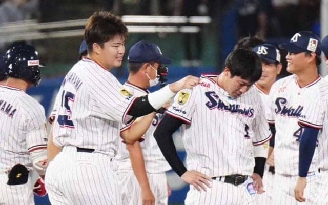 「どっちが先輩か分からん」号泣する山田の頭をポンポン…村上の“貫禄”にファン驚き