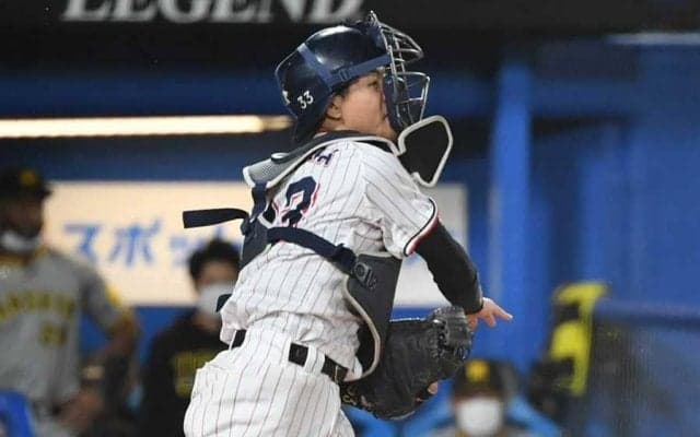 「捕ってから速っ！」　神宮どよめく…20歳の“高速キャノン”が「エグすぎる」