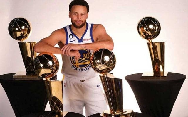 NBAのスーパースター・カリー来日、空港で日本人にサイン対応　米反響「東京着いたか」