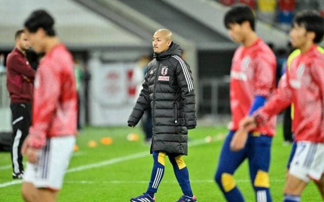 負傷欠場の前田大然が試合前のピッチで「ボール拾い」！ 日本代表のウォーミングアップ中にゴール横でチームを支えた献身的行動
