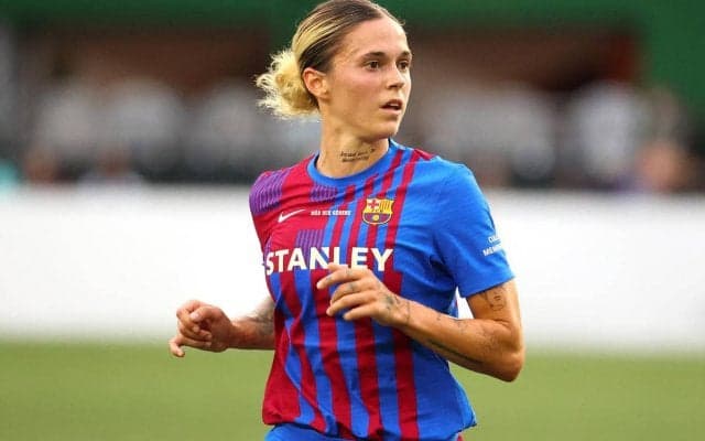 ゴタゴタなんの！　バルサのスペイン女子代表DFがゴール裏の男性サポをのけぞらせる強烈FK弾「泣けるほど美しい」