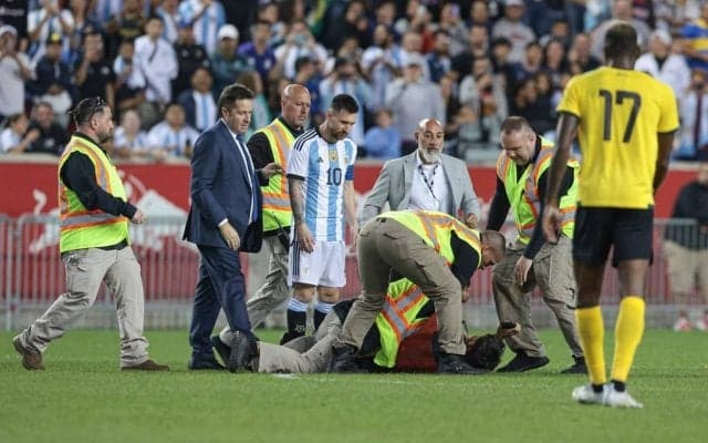 試合中に”背中にサイン”を要求！ メッシのゴール直後に現れた｢謎の裸乱入者｣!　セキュリティに取り押さえられるも…アルゼンチン代表の至宝に｢あわや惨事｣!
