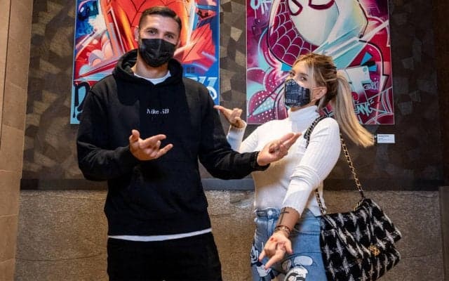 妻に離別を突きつけられたイカルディが意味深投稿…水着でのキスショットの理由は仲直りか？