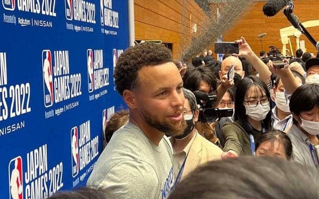 カリー「ジュウマンゴク…もう一回言って？」　日本みやげに勧められた埼玉の銘菓に関心