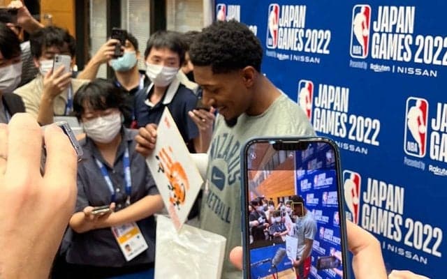 八村塁の同僚ビール、手形入りサインにドヤ顔　贈り主は「オレのトモダチ、ハクホウだ」