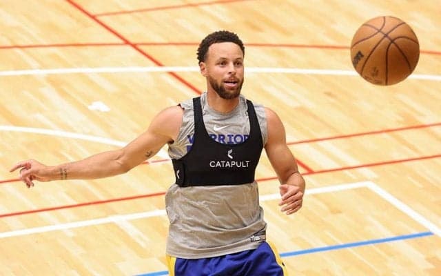 カリーに押されてもびくともしない靴下姿の日本人に米衝撃「面白い」「強靭さは異次元」