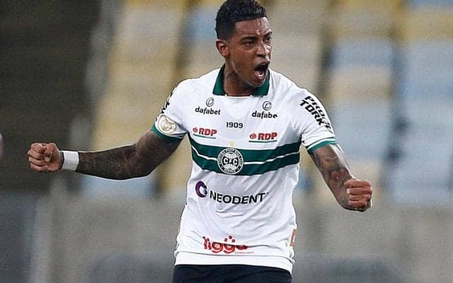 乱入した犬に意外なドラマが…ピッチでは選手が見事な対応で捕獲！ 試合後には車に轢かれそうな所を助けられる