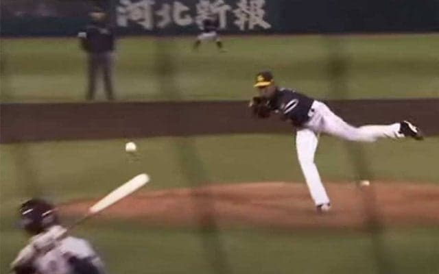 急速落下に思わず空振り…打者絶望の“無双魔球”は「バケモン」「エグい！w」