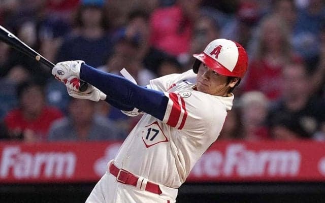 大谷翔平、長～い腕が伸びた15勝自援護タイムリー　米記者「14戦連続安打、さらに94打点」
