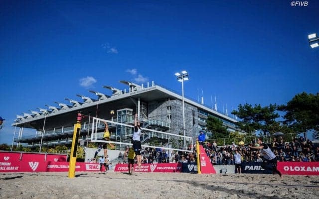 赤土が砂浜に！ 全仏オープンのセンターコート「コート・フィリップ・シャトリエ」でビーチバレーのプロツアー大会が開催