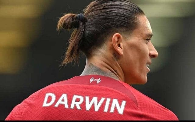 「ダルウィンが縮んだのかと思った」クロップがイメチェンしたリバプールDFの髪型に頭を抱える！？「切ってもいい？」