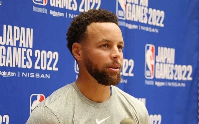 女優・今田美桜から花束贈呈されたカリー　埼玉で日本語あいさつ披露「コンニチハ！」