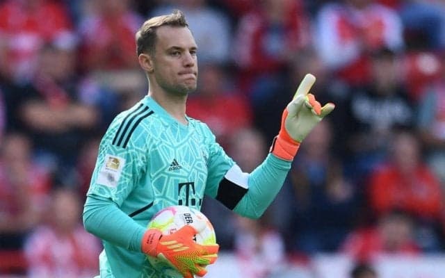 ｢バケモノすぎる、しかも左足｣!! バイエルンGKノイアーの練習中の｢超絶プレーが話題｣! ドイツ代表守護神の｢窓へのゴール｣が大反響