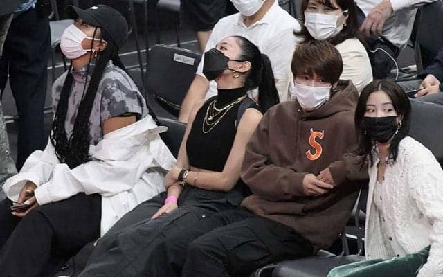 NBAの客席1列目5人組が話題　もう一つあった世界的大物2人の遭遇が「本当に泣ける」