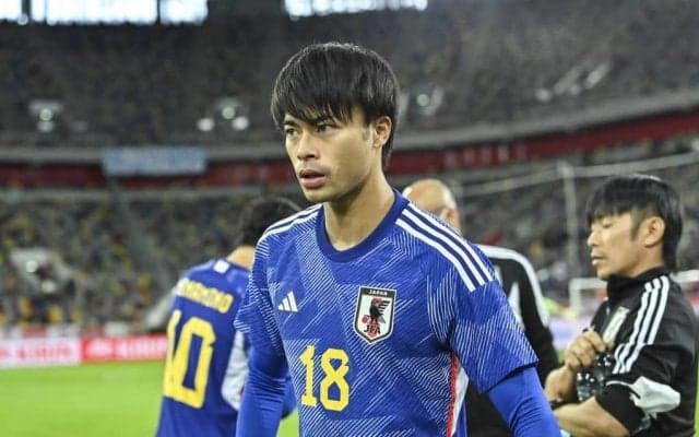 「よくこの瞬間綺麗に撮れたな笑」三笘薫がリバプール戦前に「敵地でウインク」披露！ 「かっこよすぎ」とファン歓喜の、ピッチ上の決定的瞬間