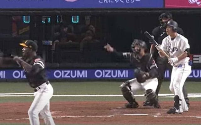 一塁走者愕然…「カメラも追えない早業」にファン驚嘆　「一瞬隠し球かと思った」