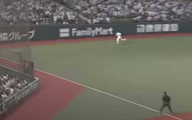 ボールボーイが命知らずの“神キャッチ”　高速打球が右へ左へ「心臓止まりかけます」