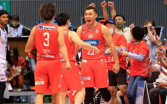残り1秒から佐土原がブザービーターを成功…広島が横浜との大接戦を制し今季初勝利