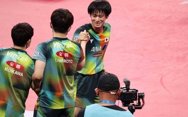 エース張本智和が苦戦　日本を救った全日本王者・戸上隼輔2勝「戦術に自信を持って」【世界卓球】
