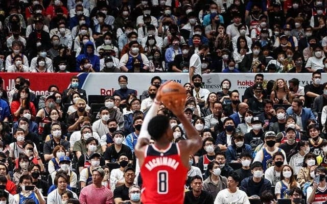 NBAの客席で目撃された俳優夫婦にネット騒然　人気者2人に「広瀬すずも眩しかったけど…」