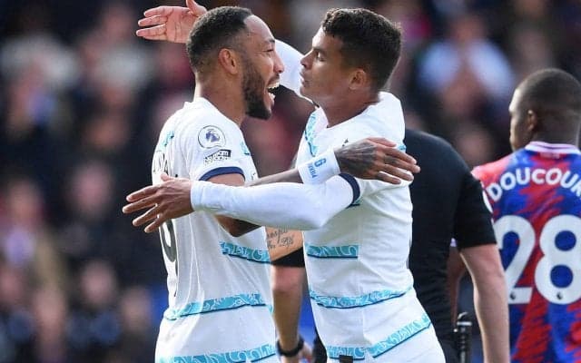 「間違いなく赤だ」「手が伸びるのは偶然なわけがない」チェルシーDFチアゴ・シウバが退場を免れる珍事？「またVARを買収した」と揶揄する声も