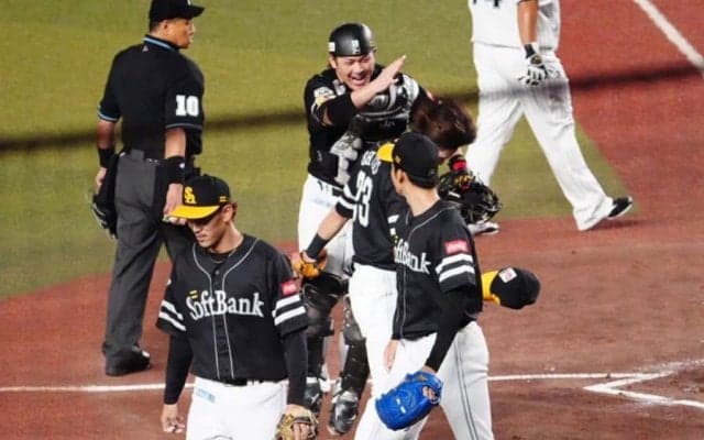 送球ミスで異例の謝罪…イケメン右腕の“ベンチでの神対応”が「男前」「惚れそう」
