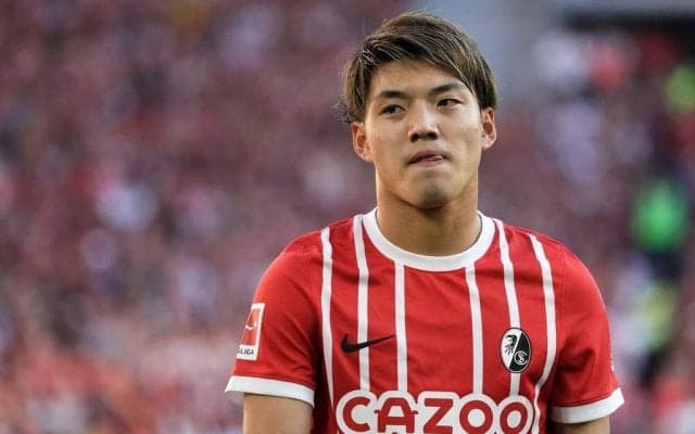 「男の子の横顔が…」MF堂安律が自身の「フライブルクユニ」を着た子どもにサイン! 「とても愛おしい写真」と微笑ましいコメント相次ぐ