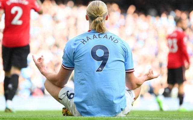 日本人所属チームにもハーランドの”ヨガポーズ”波及?! 渡辺剛と田中聡の同僚がプラカップ投げ込んだ古巣サポに披露