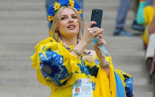 「なんて美しいんだ」「かっこいい」ジンチェンコが本拠地のスタンドで妻と私服2ショット「ウクライナ史上最高のカップル」