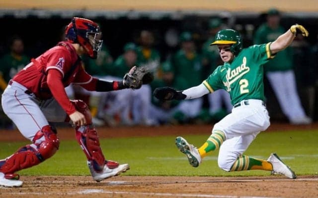【MLB】エ軍捕手の“曲芸”が「なんじゃこれ」　味方の大暴投救う神の手発動「上手過ぎ」