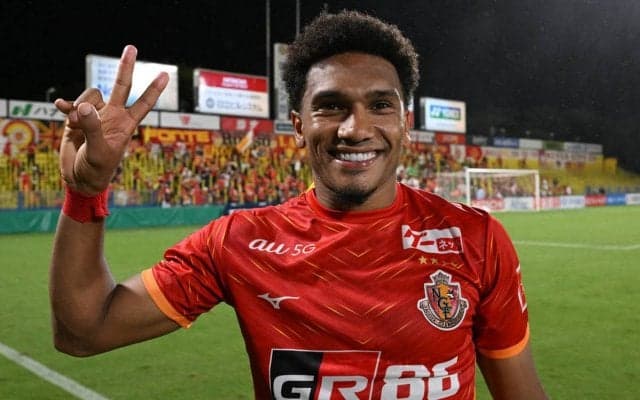 「信じられない」名古屋FWマテウスもコートの目の前でNBA観戦！バスケに合わせたNIKEのスニーカーも披露