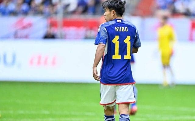 「何これw」「雑コラすぎるって」久保建英をソシエダ公式が「懐かしの映画ポスター」に！ ユニフォームにスーツを着た2人に“5000超えのいいね”