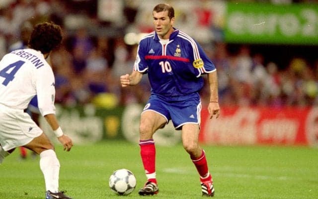 ジダンのマルセイユルーレットをそのままデザインに！ボルドーの新ユニフォームが斬新