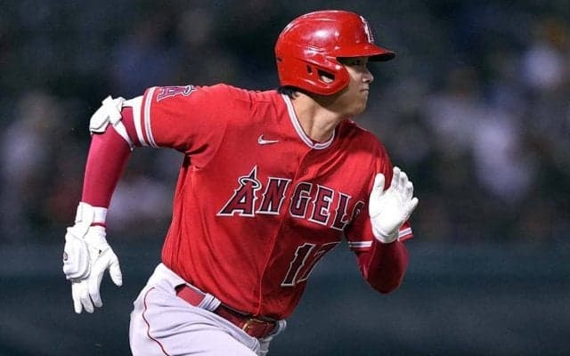 大谷翔平、出塁後に生まれた敵4人との交流がネット話題「わらわら寄ってくるの可愛い」