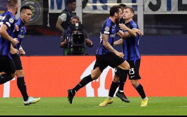 チャルハノールの鮮烈ミドルでインテルがバルセロナに先勝！《CL》